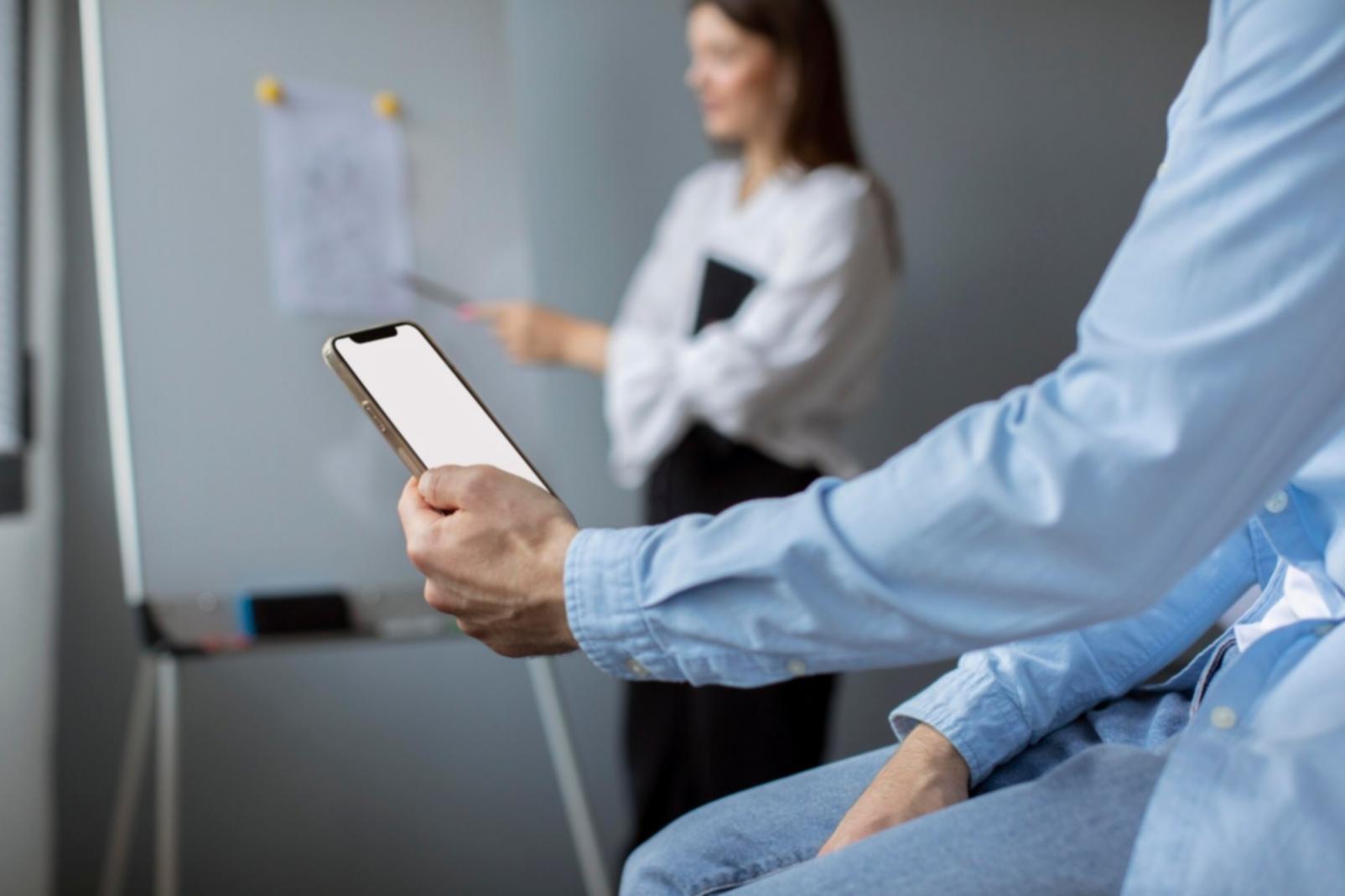 Internationale Studierende beim gemeinsamen Lernen von Finanzstrategien